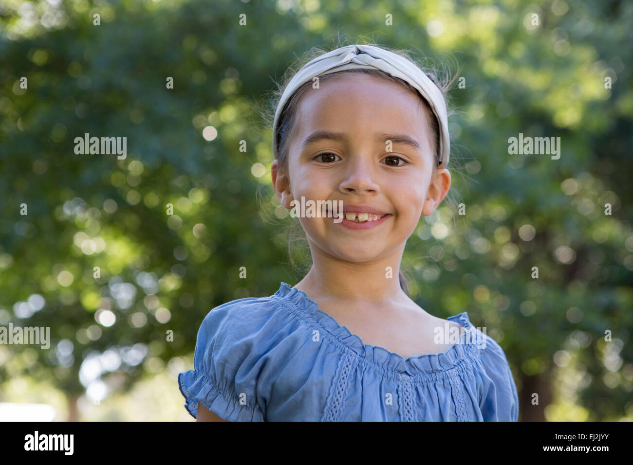 Piccolo felice ragazza sorridente in telecamera Foto Stock