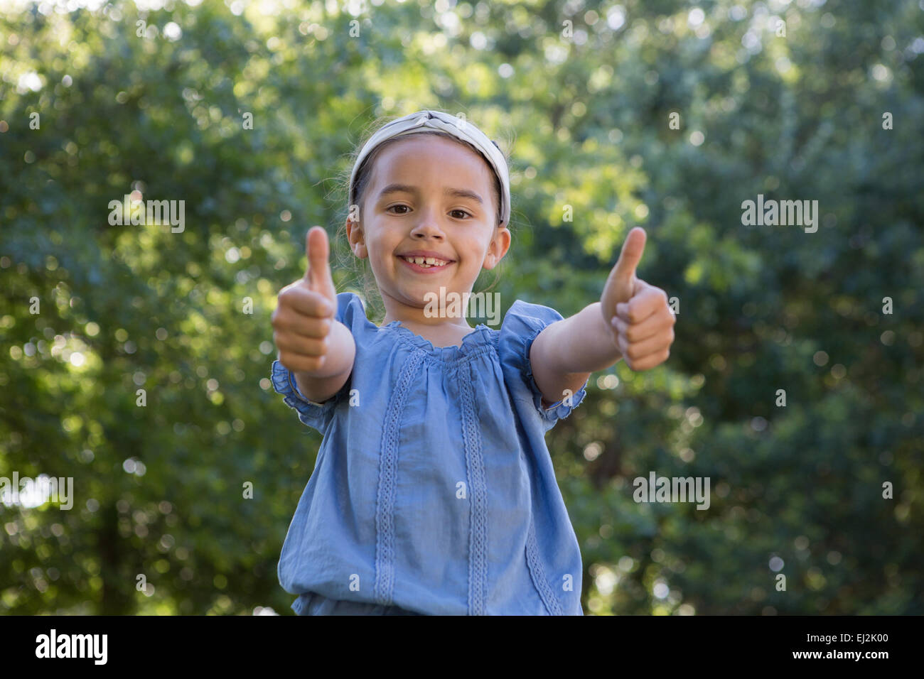 Piccolo felice ragazza sorridente in telecamera Foto Stock