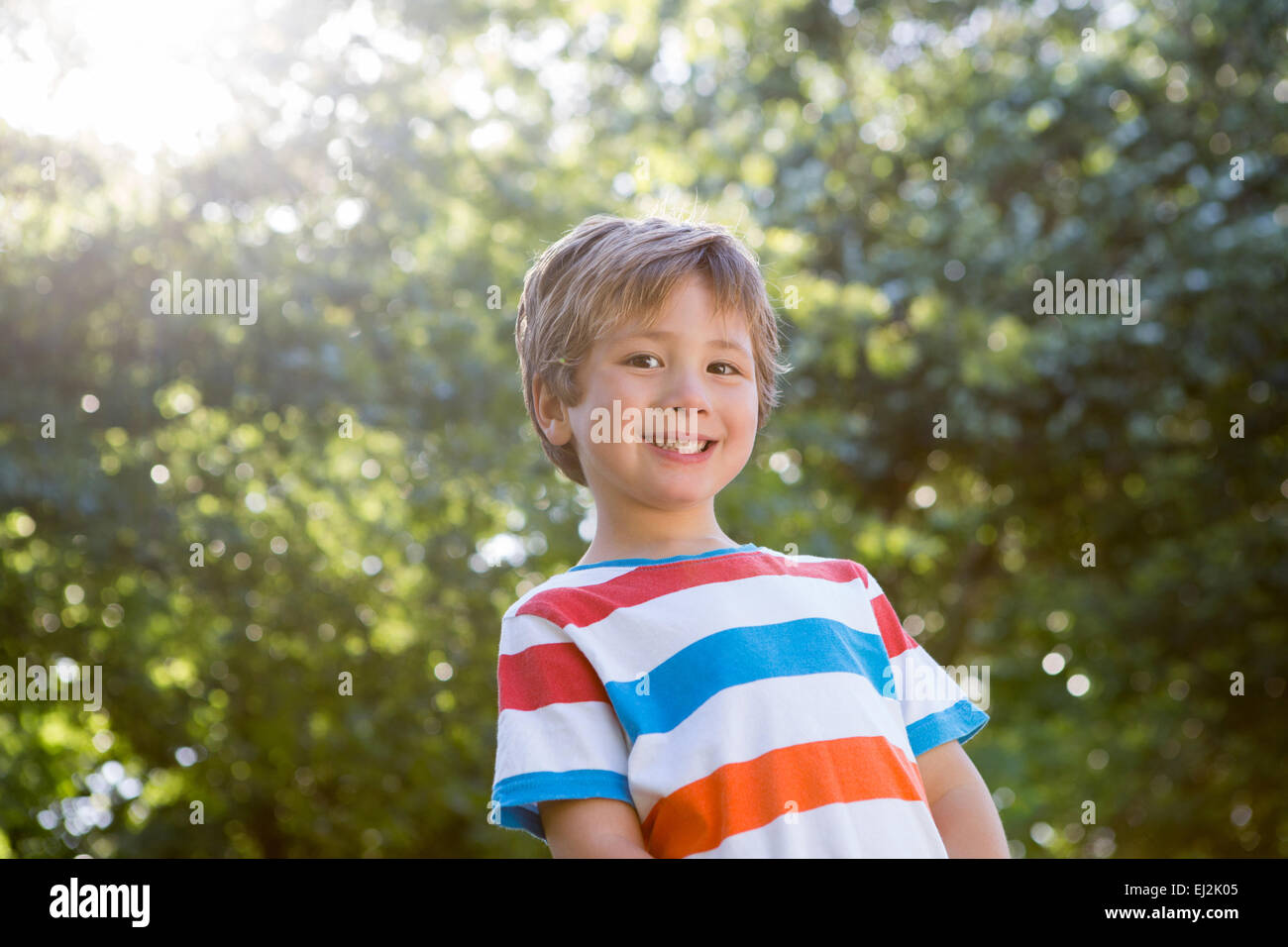 Happy little boy sorridente in telecamera Foto Stock