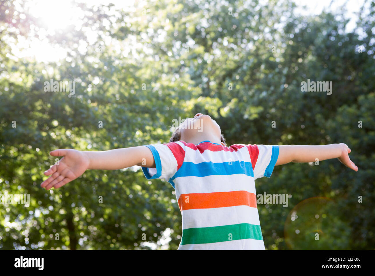Happy little boy nel parco Foto Stock