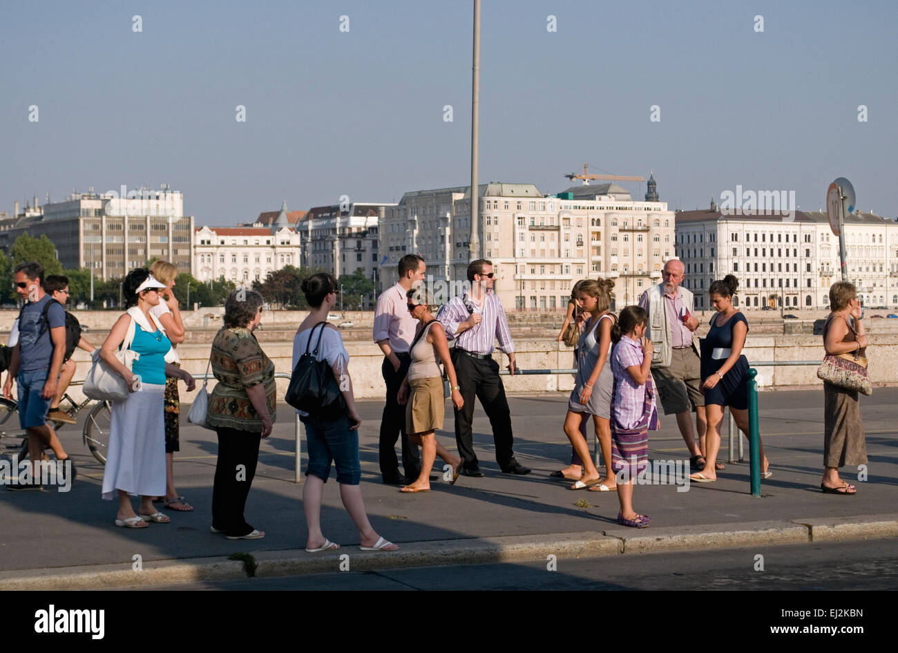 Gente che aspetta alla fermata dell'autobus, Batthyany ter, Buda, Budapest, Ungheria Foto Stock
