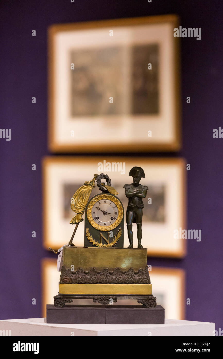 Londra, Regno Unito. Il 20 marzo 2015. Nella foto: un secondo quarto del XIX secolo francese e dorati in bronzo patinato clock mantel raffigurante Napoleone, preventivo GBP800 - 1.200. Più di 160 oggetti associati a Wellington la famosa vittoria a Waterloo 200 anni fa e le Guerre Napoleoniche verrà venduto al Bonhams Waterloo Vendita su 1 aprile 2015 a Londra. Foto: Bettina Strenske Foto Stock