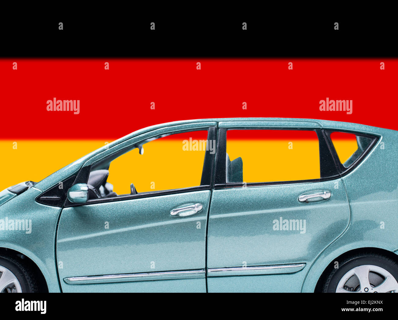 Dettaglio di una vettura davanti alla bandiera tedesca Foto Stock