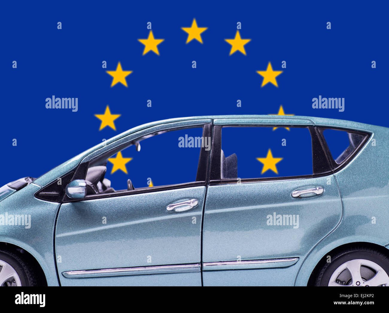 Dettaglio di un'auto di fronte la bandiera europea Foto Stock