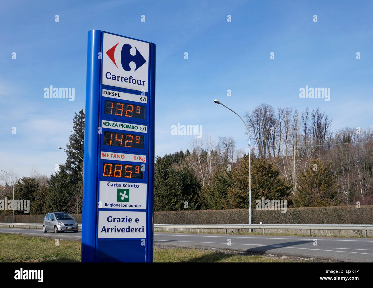 Benzina i prezzi pubblicizzati sul gas station segno, Italia Foto Stock