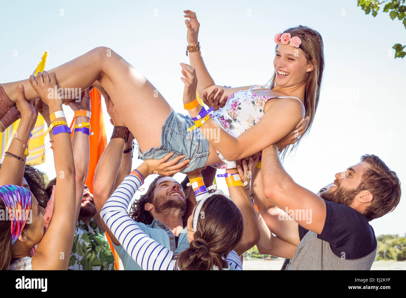 Felice hipster donna folla surf Foto Stock