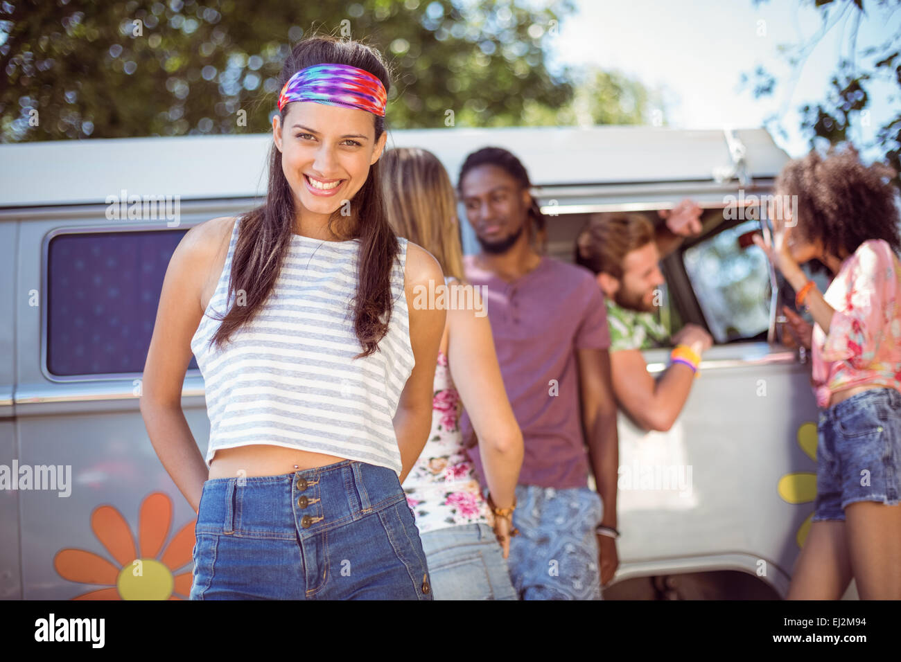 Hipsters appendere fuori in camper Foto Stock