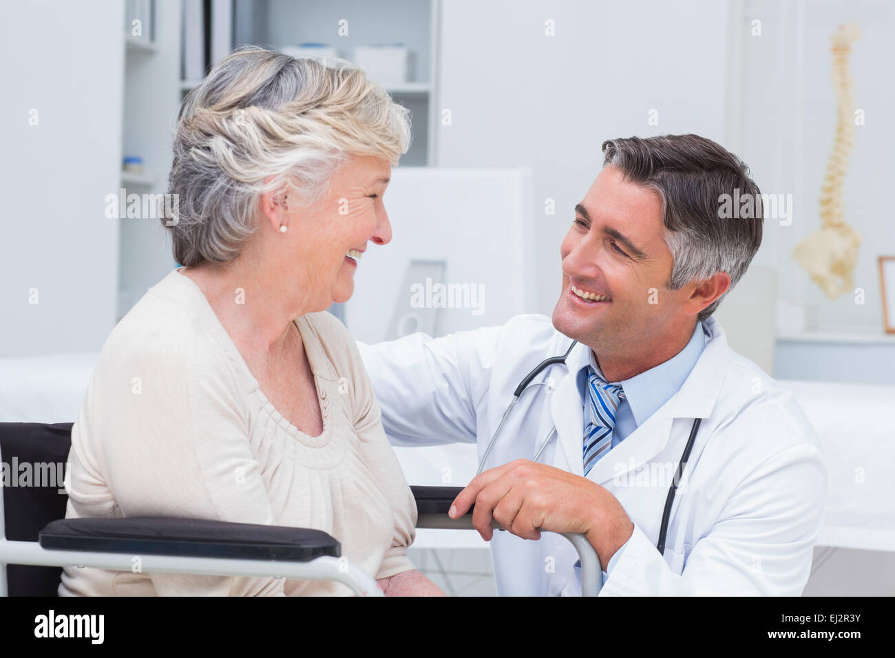 Medico maschio guardando al paziente di sesso femminile Foto Stock