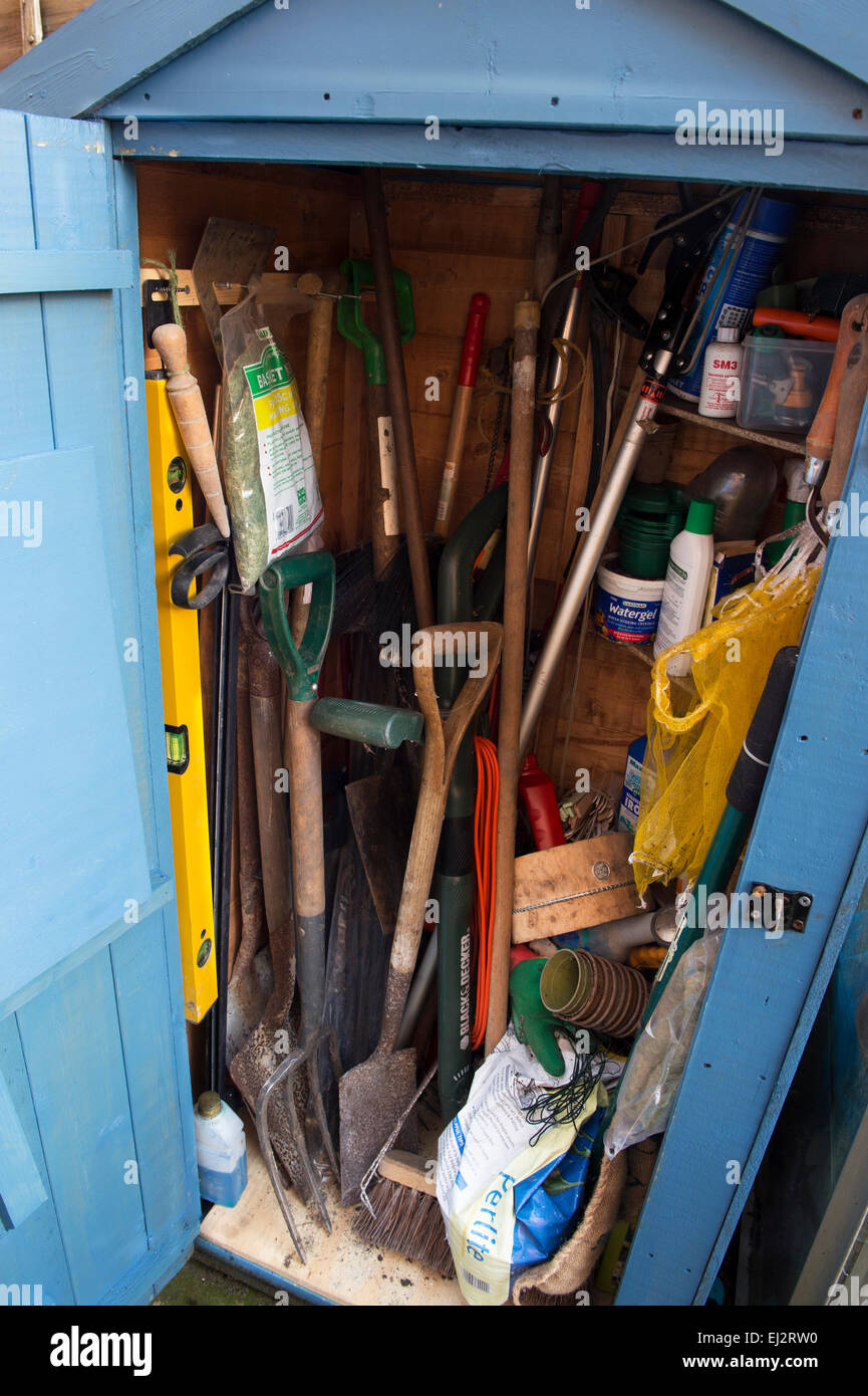 Piccola Tettoia da giardino ricco di utensili da giardinaggio Foto Stock