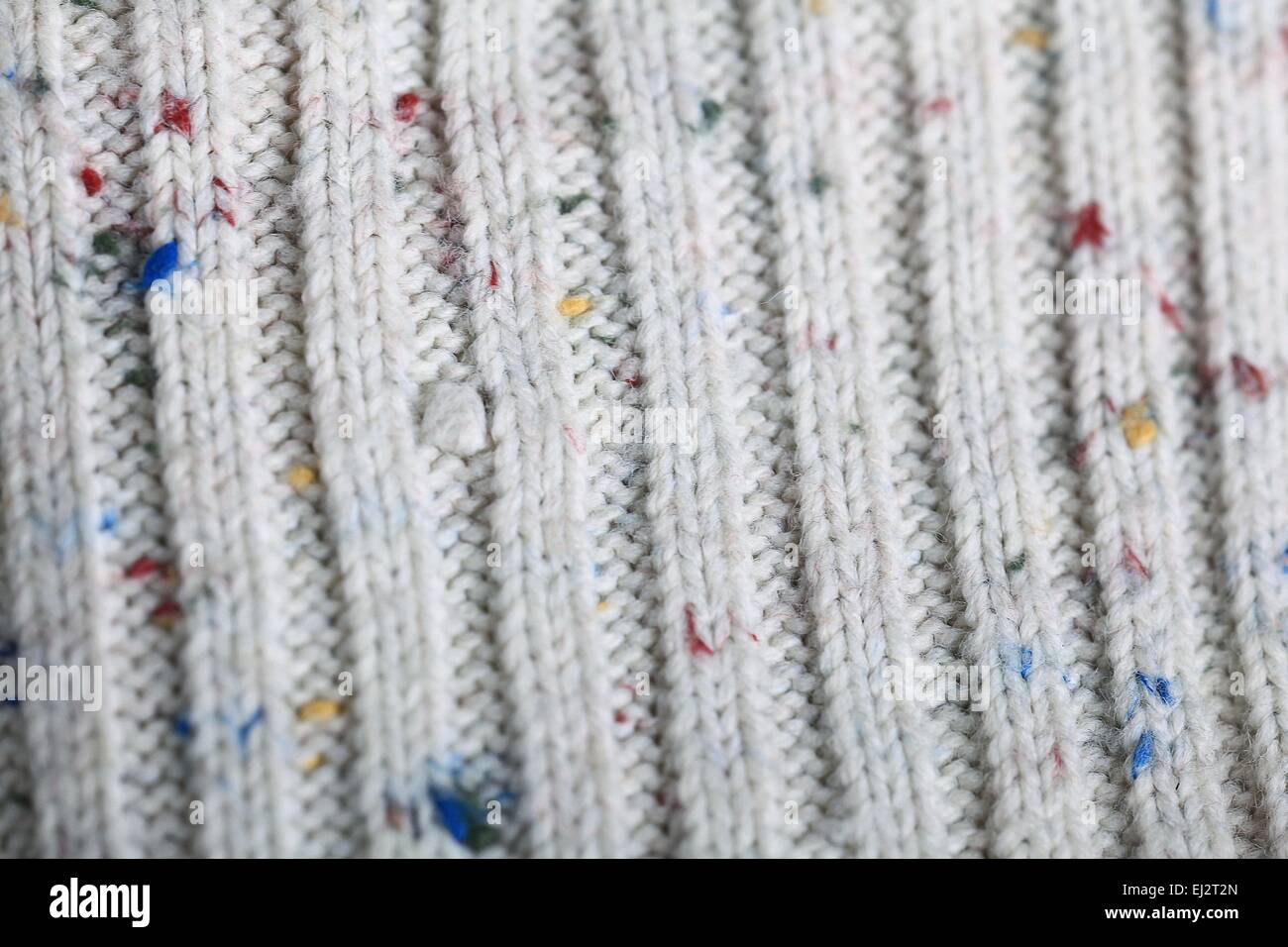 Tessitura di lana bianca maglione maglia in casa Foto Stock