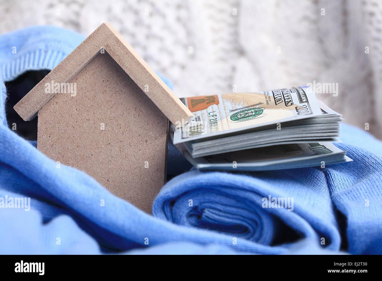 Giocattolo di legno house - il concetto di alloggiamento di ipoteca di acquisto di dollari di denaro contante Foto Stock