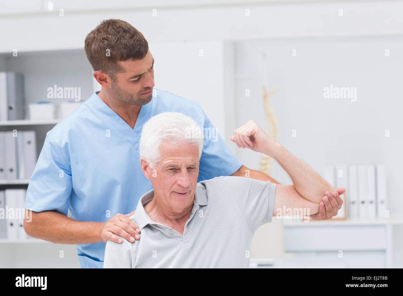 Fisioterapista dando la terapia fisica per uomo Foto Stock