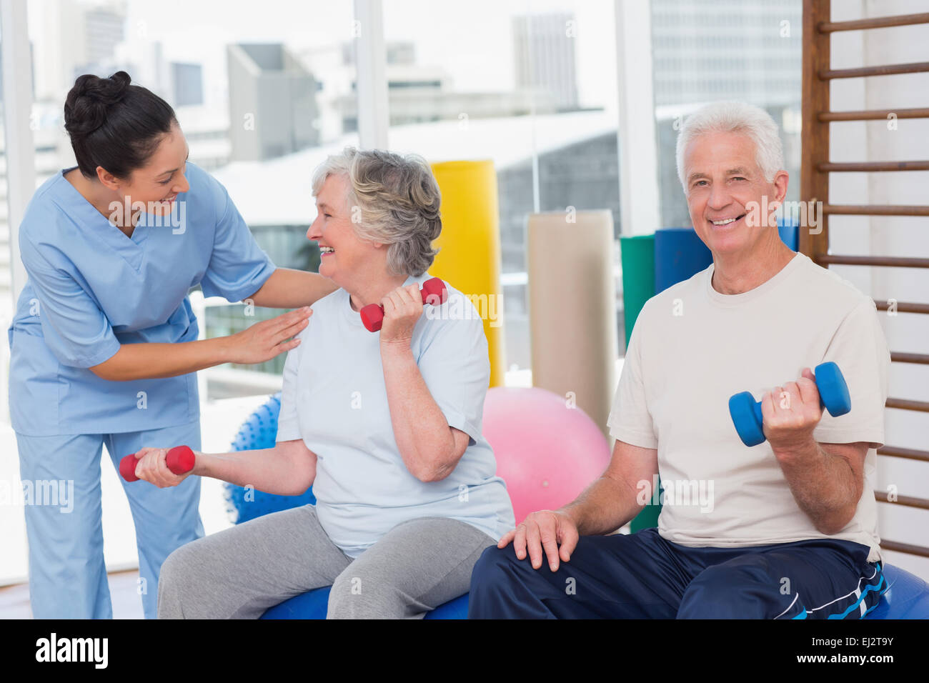 Trainer comunicante con il senior donna seduta da uomo Foto Stock
