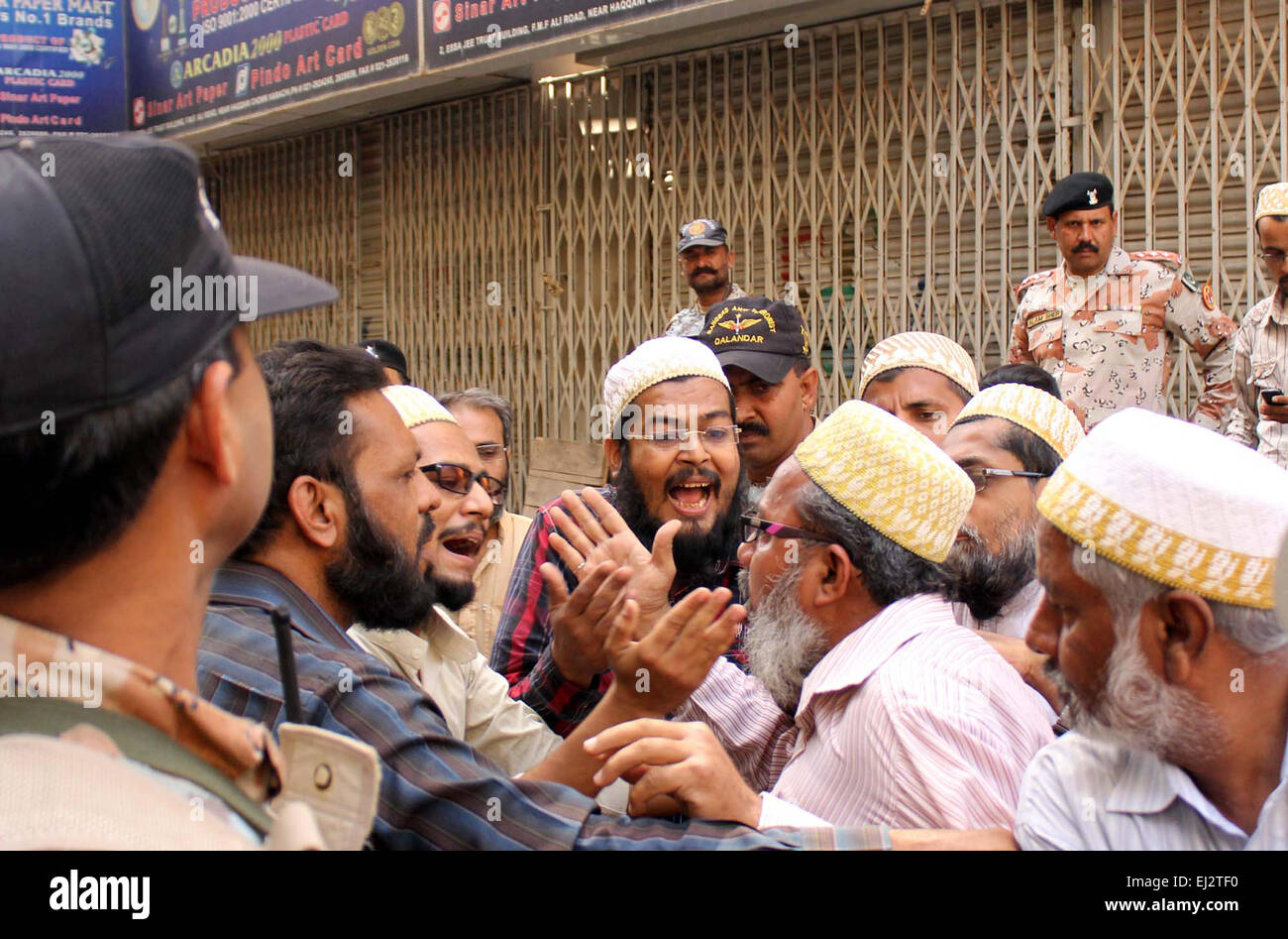 Caos appena dopo un attentato è avvenuto al di fuori della Comunità Bohra moschea vicino Pakistan Chowk a Karachi venerdì 20 marzo, 2015. Almeno due persone sono state uccise e sette altri feriti dopo una bomba collocata su un motociclo è esplosa al di fuori di una comunità Bohra moschea di Karachi il venerdì. Umer Khatab, un alto funzionario della polizia contro il terrorismo Dipartimento, ha detto ai giornalisti che circa due chili di esplosivo sono stati utilizzati per la bomba, che è stata fatta esplodere con un timer. Foto Stock