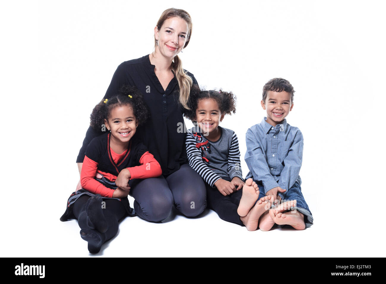 Famiglia seduta sul pavimento di uno studio fotografico Foto Stock