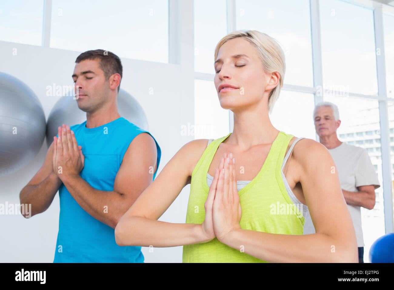 Persone meditando in palestra classe Foto Stock