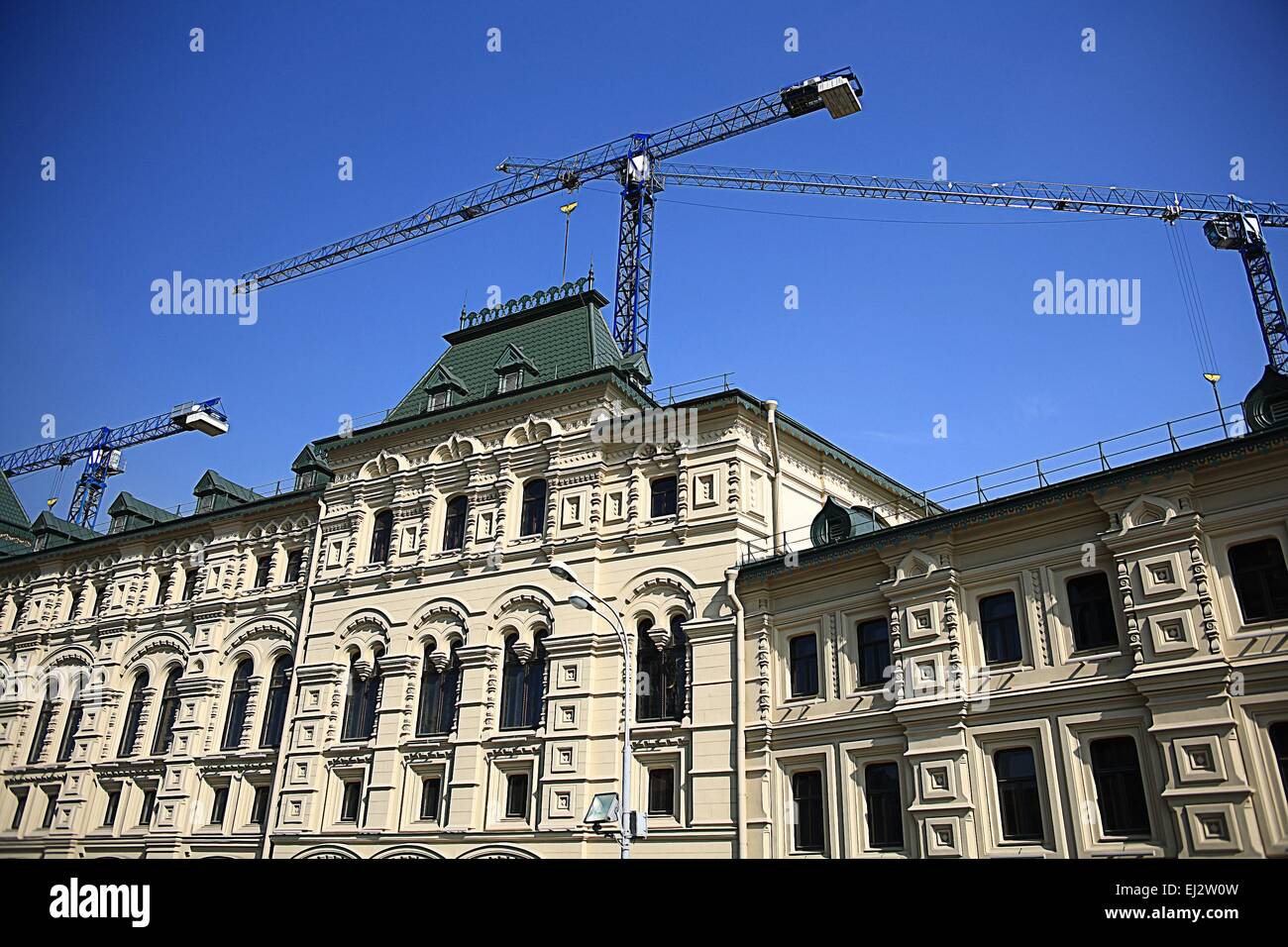 Gru il restauro di una vecchia casa Foto Stock