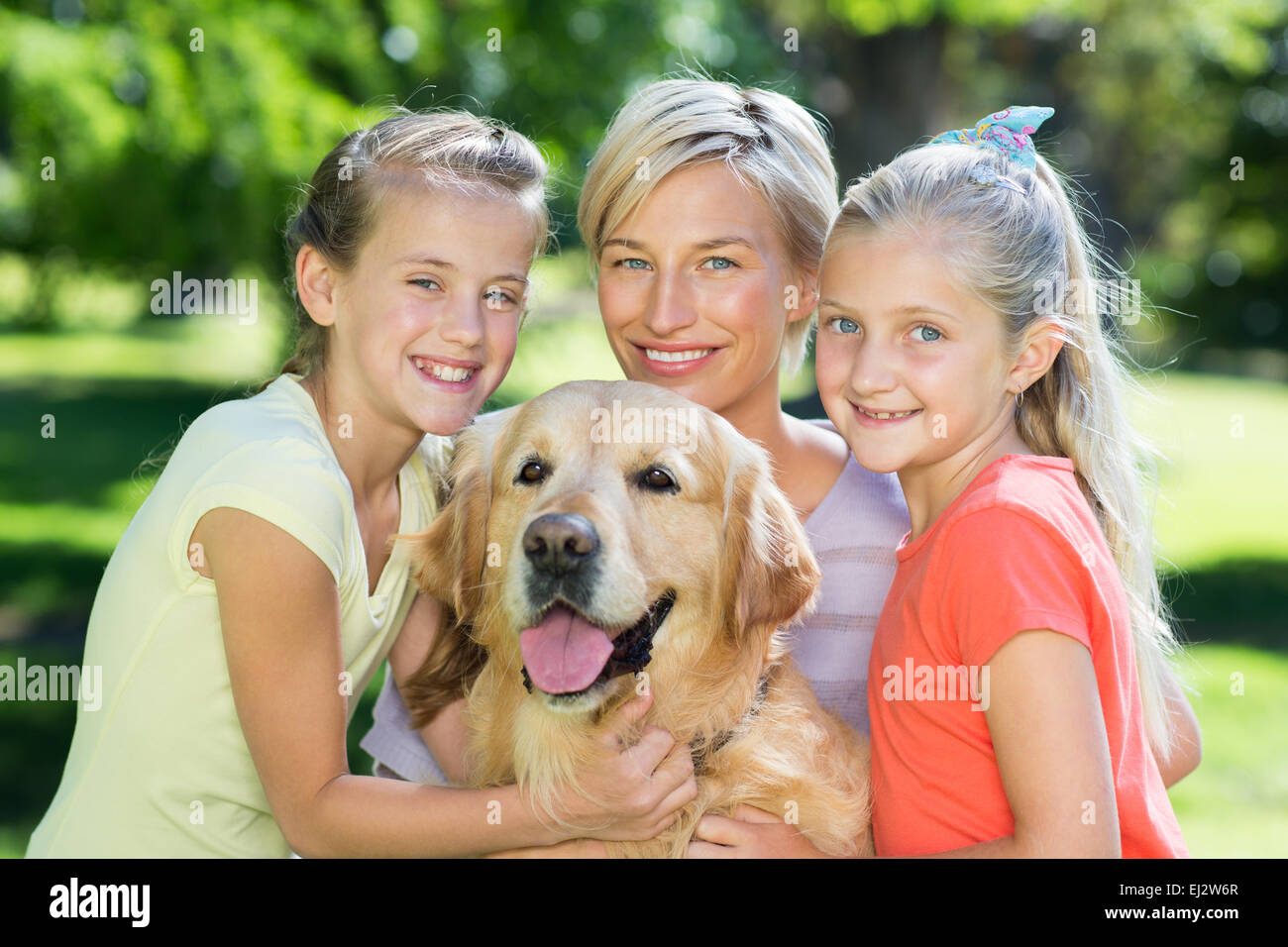 La famiglia felice con il loro cane Foto Stock