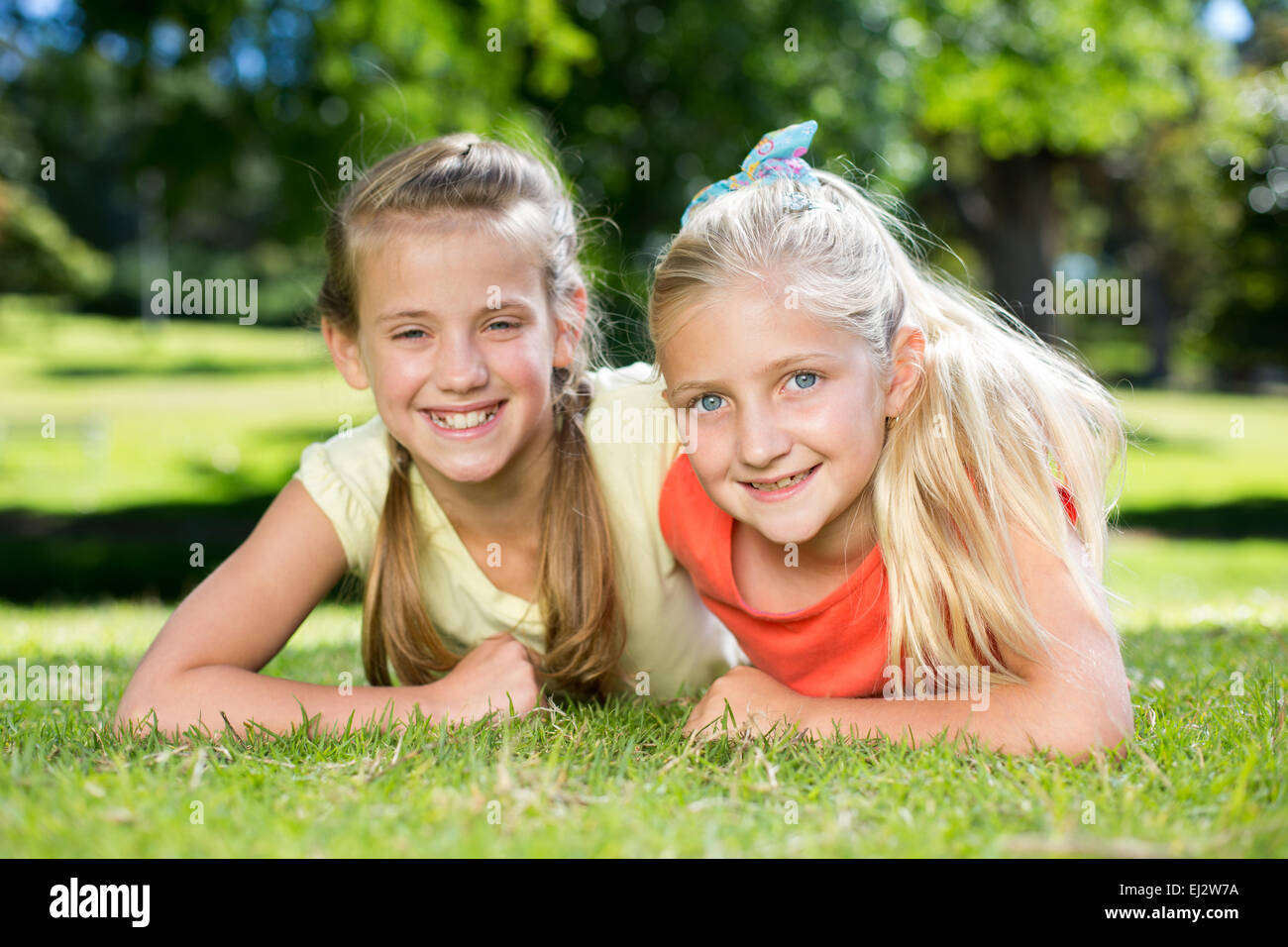 Felice sorelle sorridente in telecamera Foto Stock