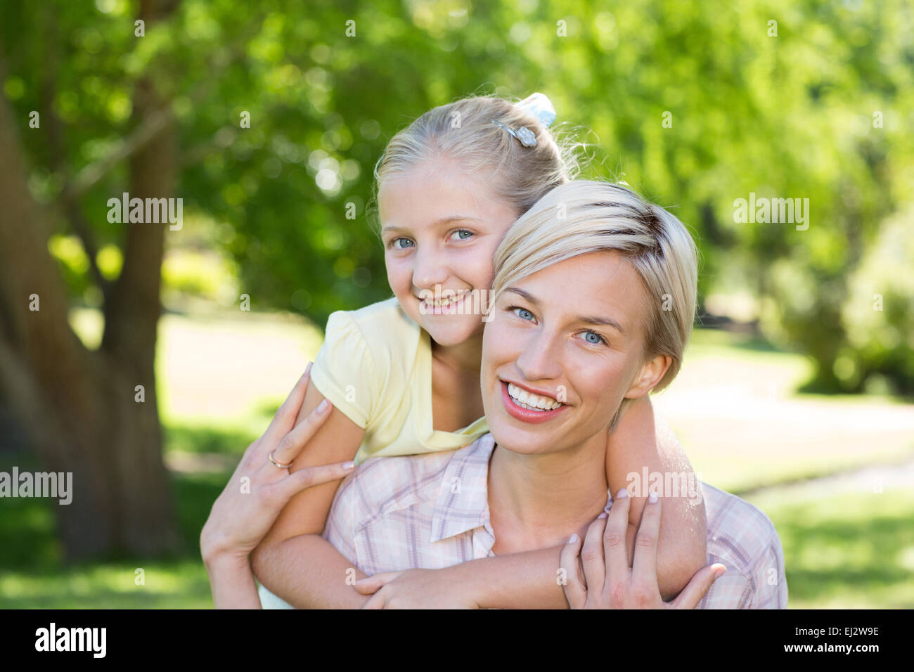 Felice bionda con sua figlia Foto Stock