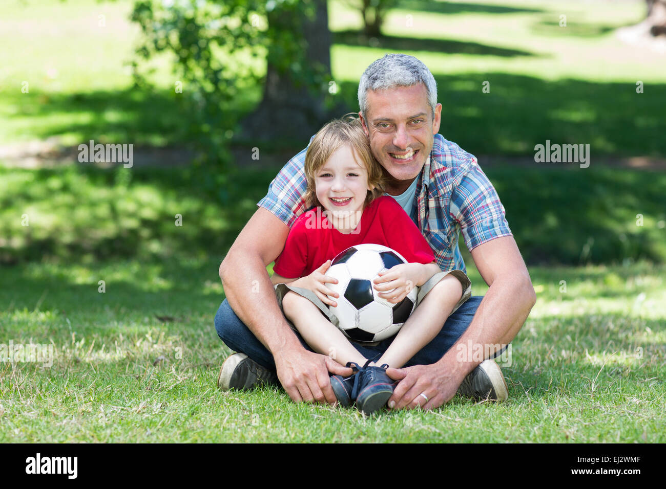 Padre Felice con il suo figlio al parco Foto Stock