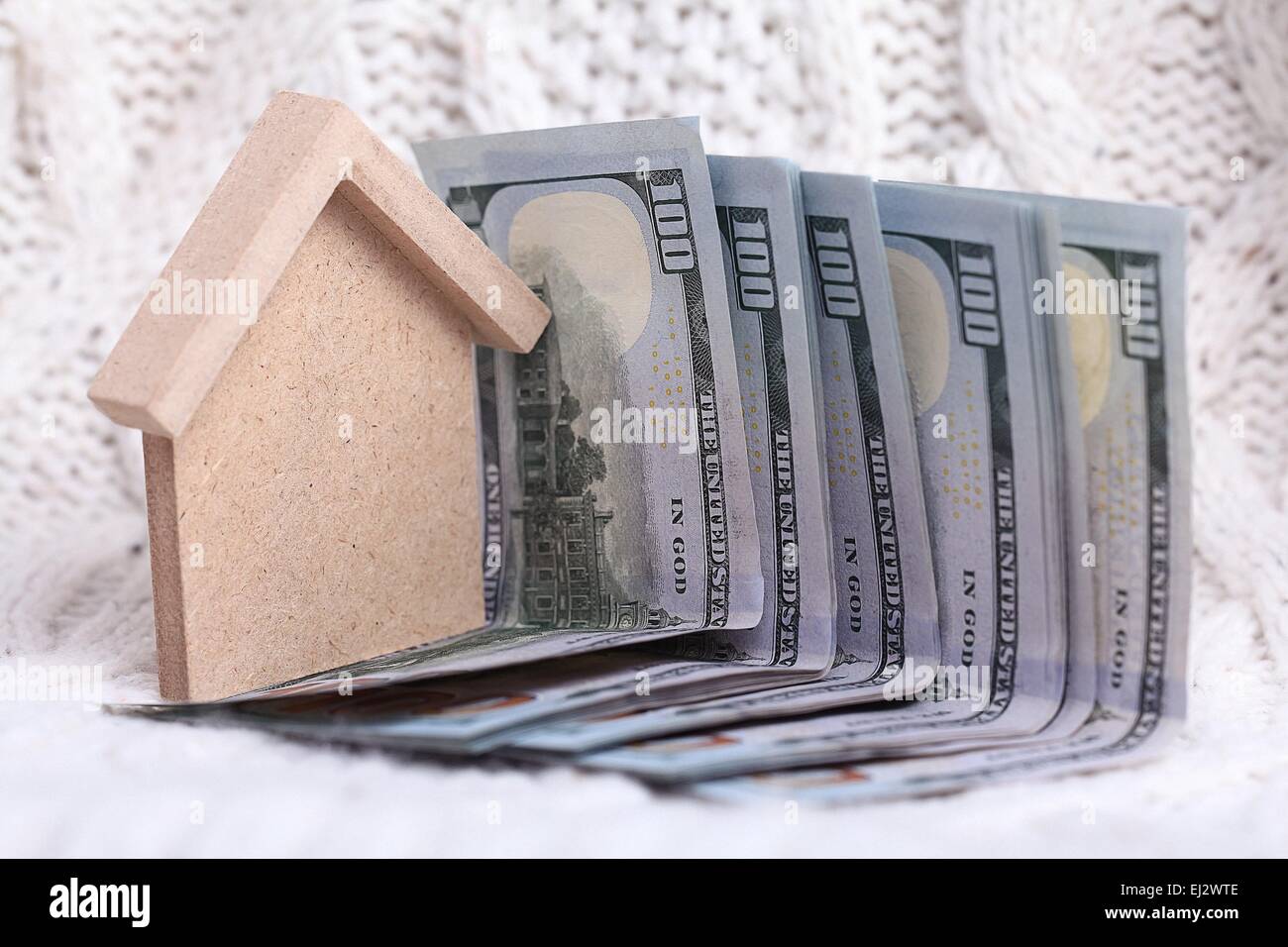 Giocattolo di legno house - il concetto di alloggiamento di ipoteca di acquisto di dollari di denaro contante Foto Stock