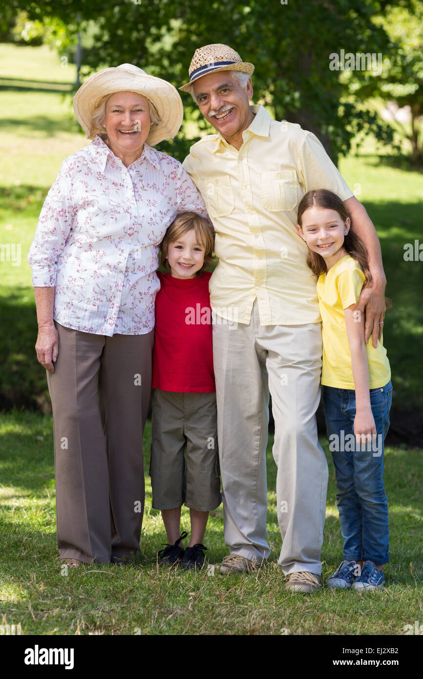 Felici i nonni con i loro nipoti presso il giardino Foto Stock