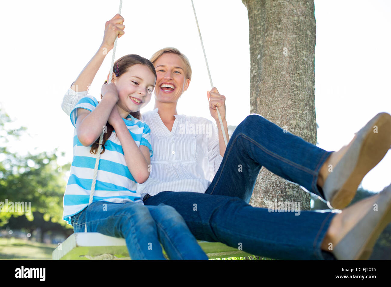 Felice bionda swing con sua figlia Foto Stock
