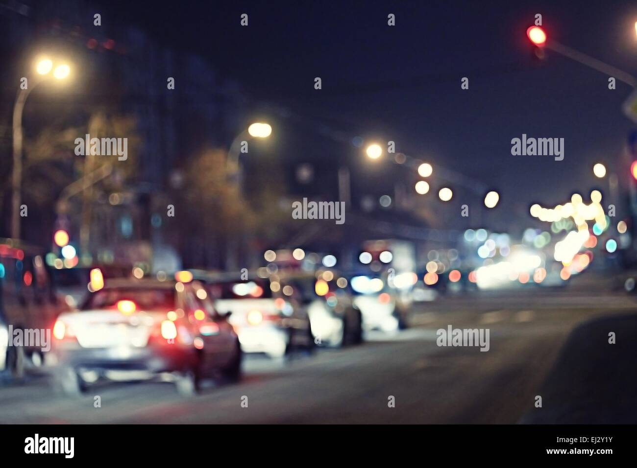 Notte di strada nella città delle luci auto gli ingorghi di traffico Foto Stock