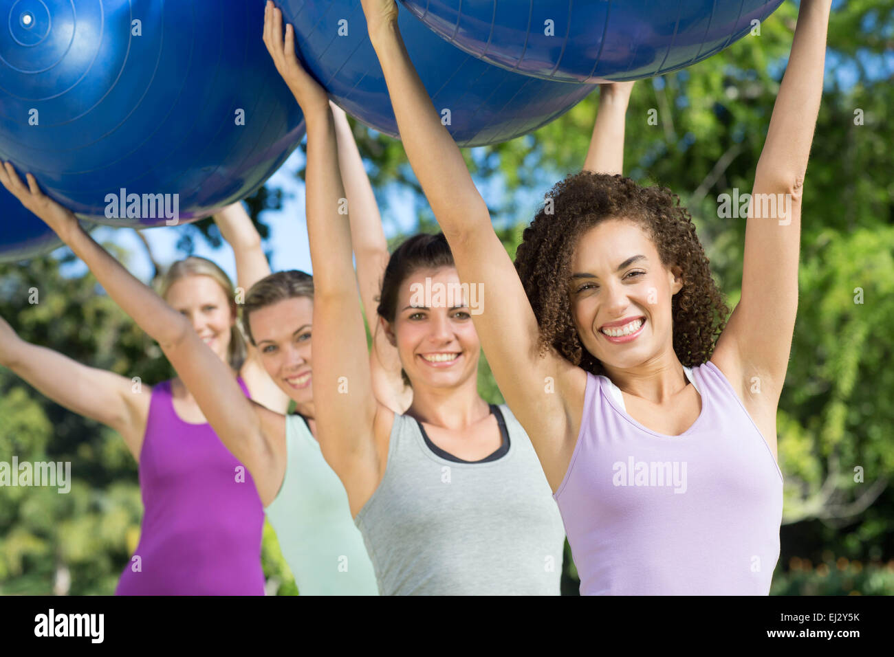 Fitness group holding palle ginniche Foto Stock
