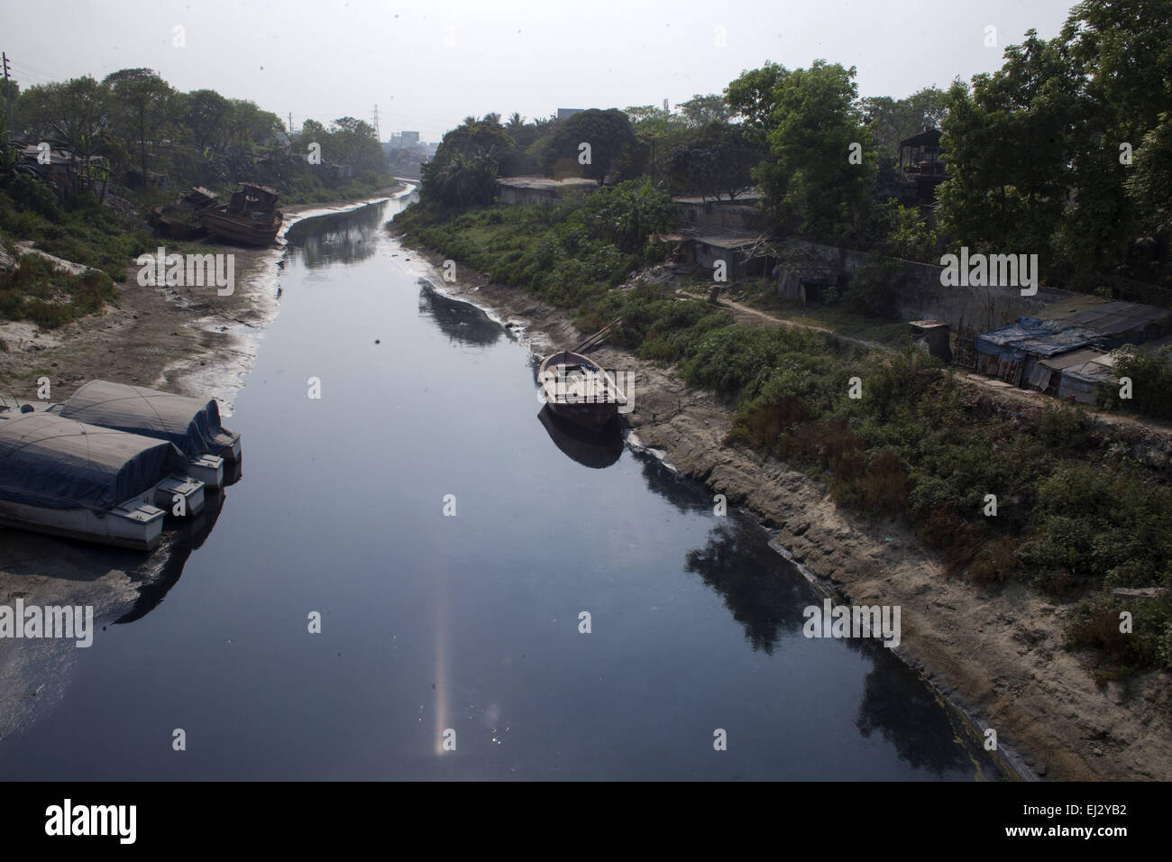 Marzo 17, 2015 - Dhaka, Bangladesh - Dhaka, Bangladesh 17 marzo 2015;.Le acque reflue, sporcizia e sostanze chimiche tossiche fluire nel fiume, lago e canale, la linfa vitale di capitale Dhaka, le persone non possono utilizzare questi delle acque e del suolo e la terra diventi arido.Un nuovo rapporto delle Nazioni Unite ha lanciato a Nuova Delhi il 20 marzo davanti a giornata mondiale dell'acqua su Marzo 22 avvertito di una necessità urgente per la gestione di acqua del mondo più sostenibile e mettere in evidenza il problema delle acque sotterranee over-estrazione, in particolare in India e in Cina. La relazione afferma che la domanda globale di acqua è in aumento esponenziale, guidato in gran parte dalla crescita della popolazione. (Credito Immagine: © Zak Foto Stock