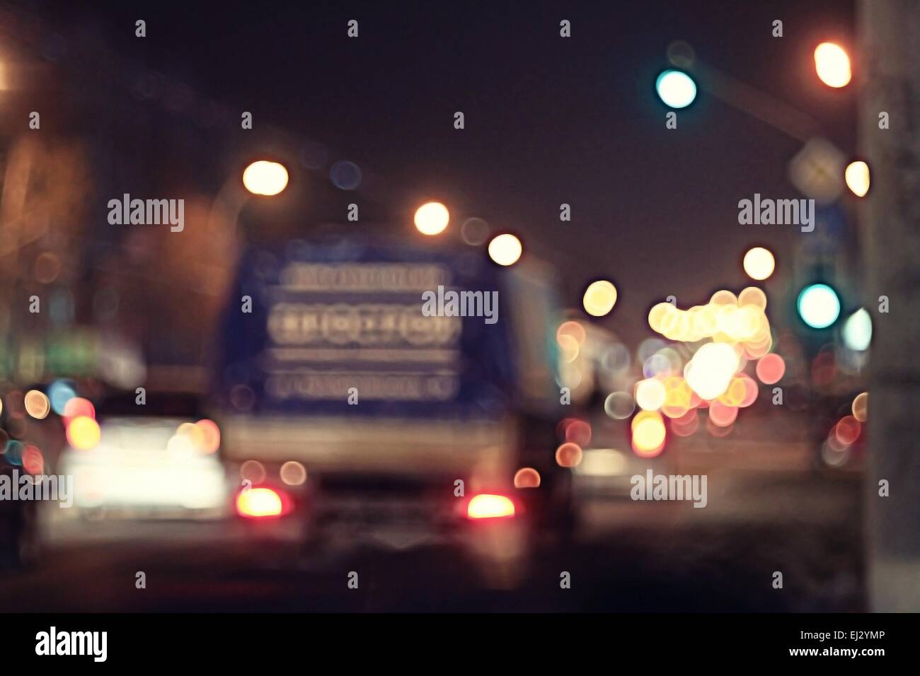Notte di strada nella città delle luci auto gli ingorghi di traffico Foto Stock