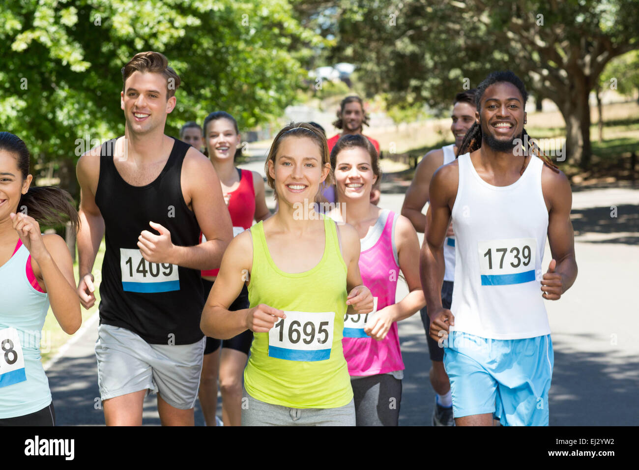 Le persone felici gara di corsa in posizione di parcheggio Foto Stock