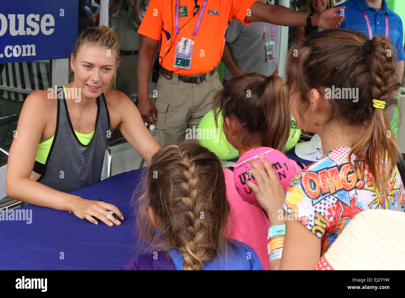 Indian Wells, California, 11 marzo 2015 russo tennista Maria Sharapova firma autografi al BNP Paribas Open. Credito: Lisa Werner/Alamy Live News Foto Stock