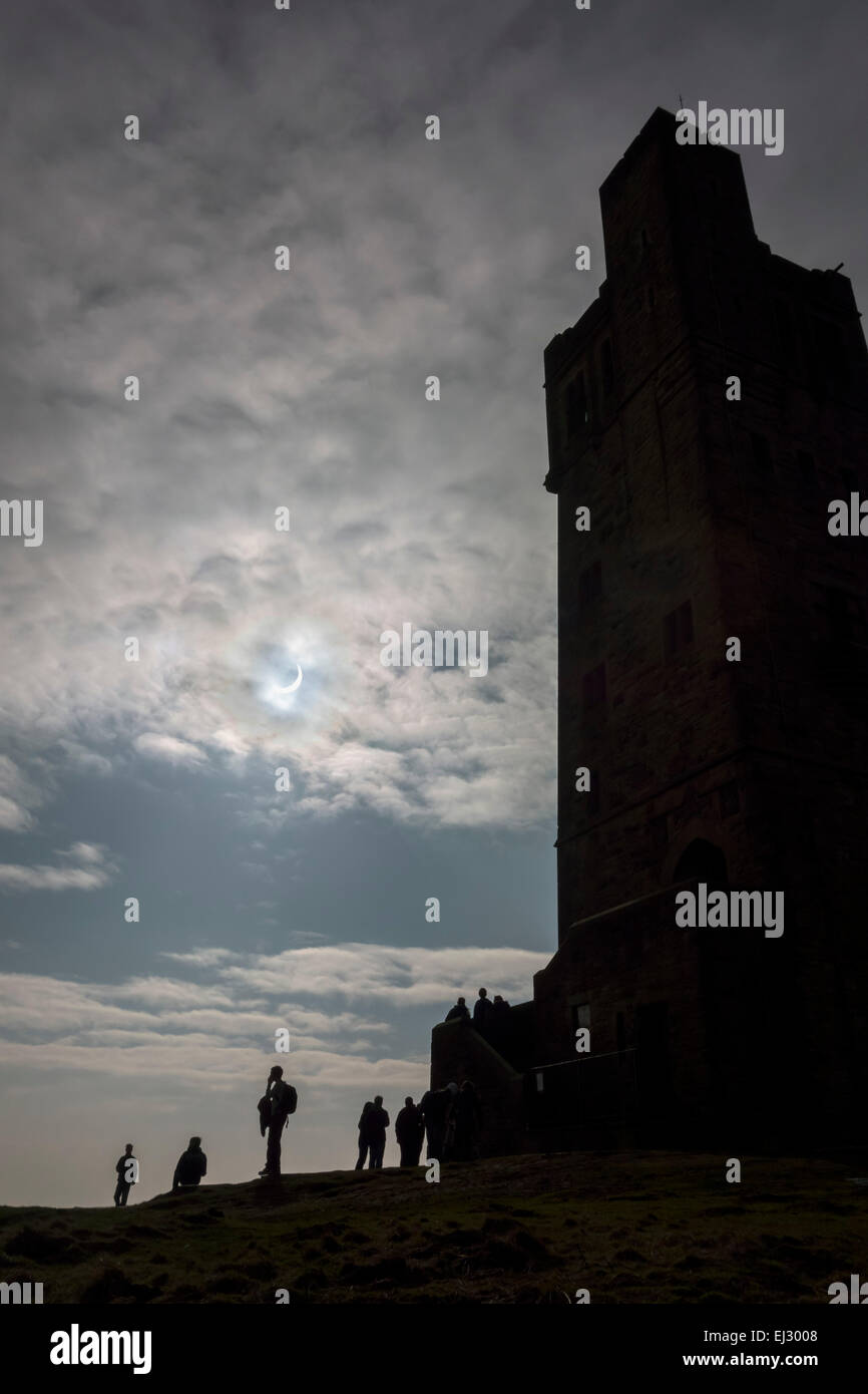 Le persone si radunano sulla Collina del Castello a Huddersfield, West Yorkshire per guardare la parziale eclissi solare il 20 marzo 2015. Foto Stock