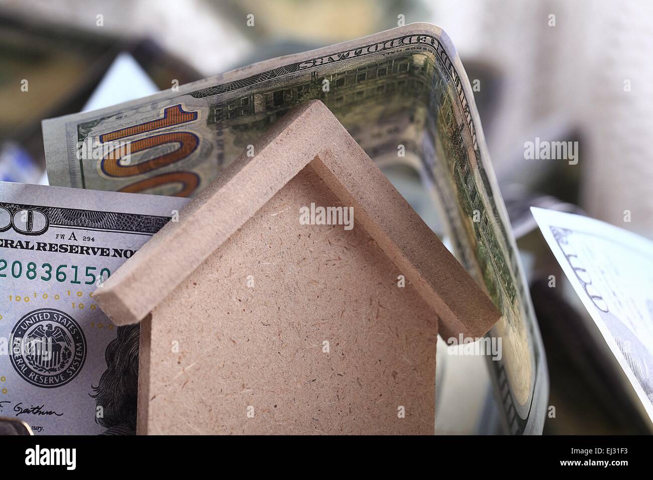 Giocattolo di legno house - il concetto di alloggiamento di ipoteca di acquisto di dollari di denaro contante Foto Stock