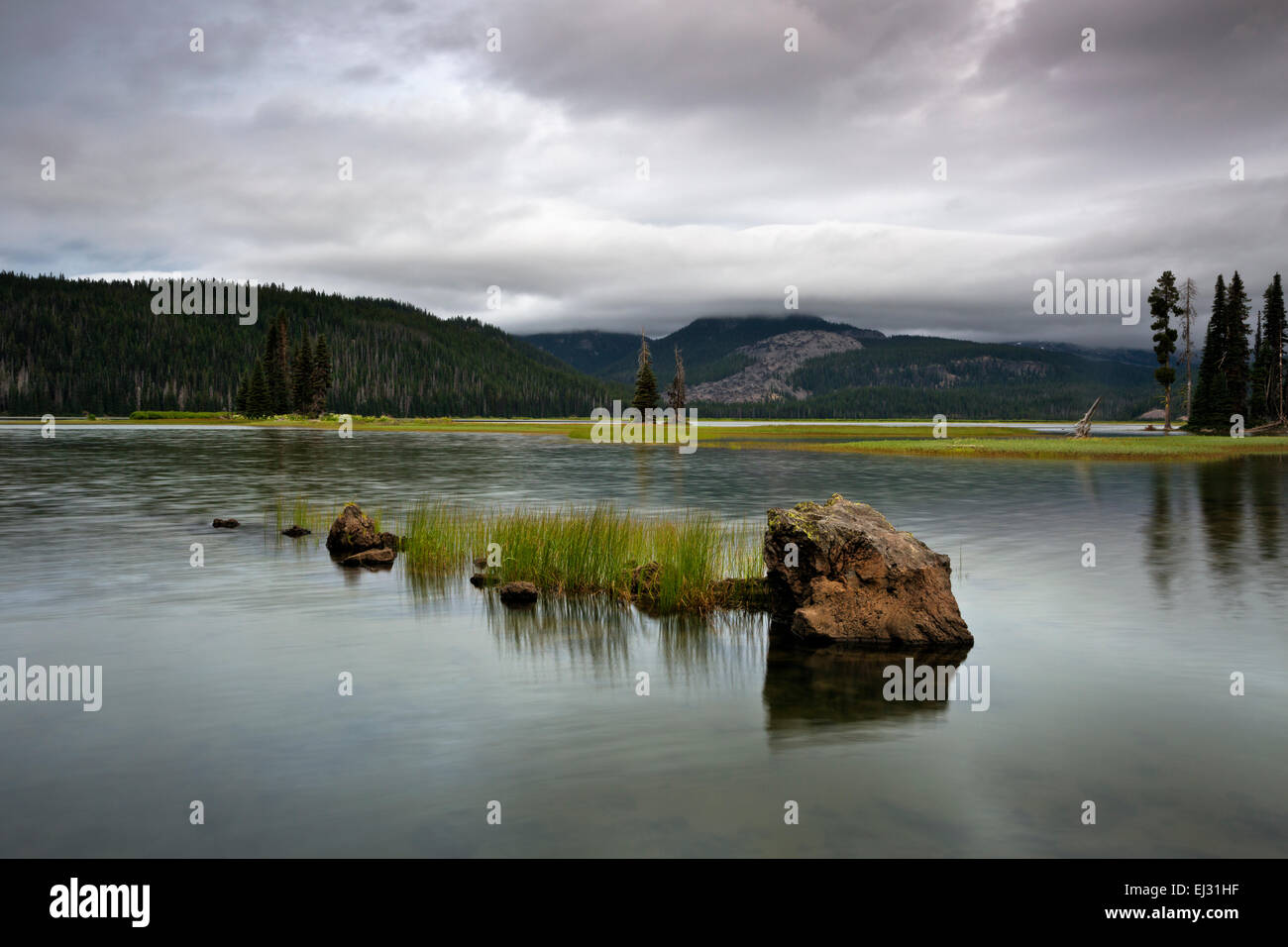 O01764-00...OREGON - Nuvoloso Tramonto al Lago di scintille in Deschutes National Forest. Foto Stock