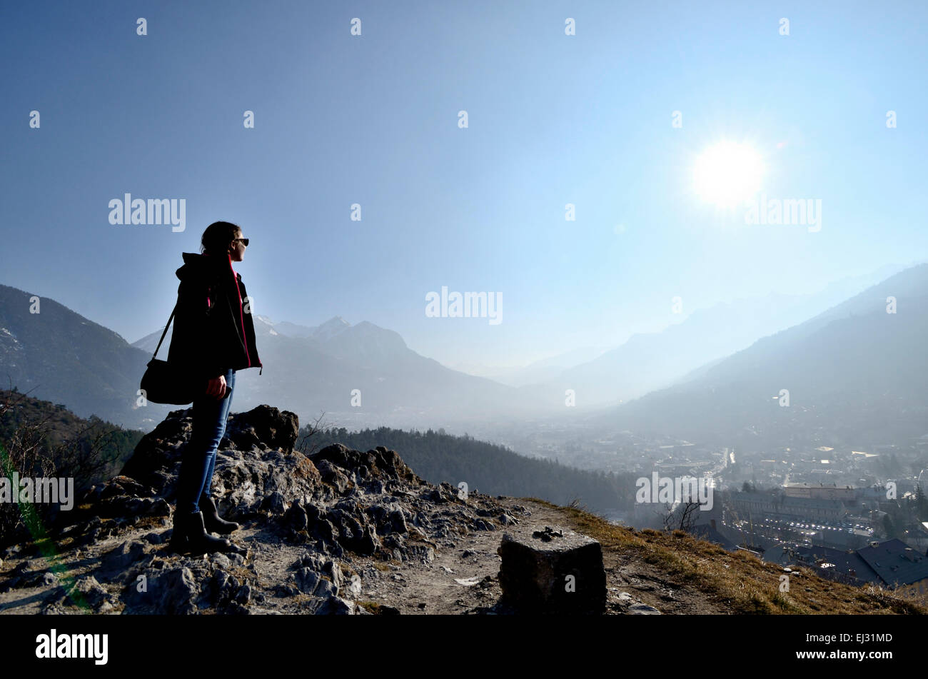 La donna si affaccia Briancon e il circostante mountain gamma Foto Stock