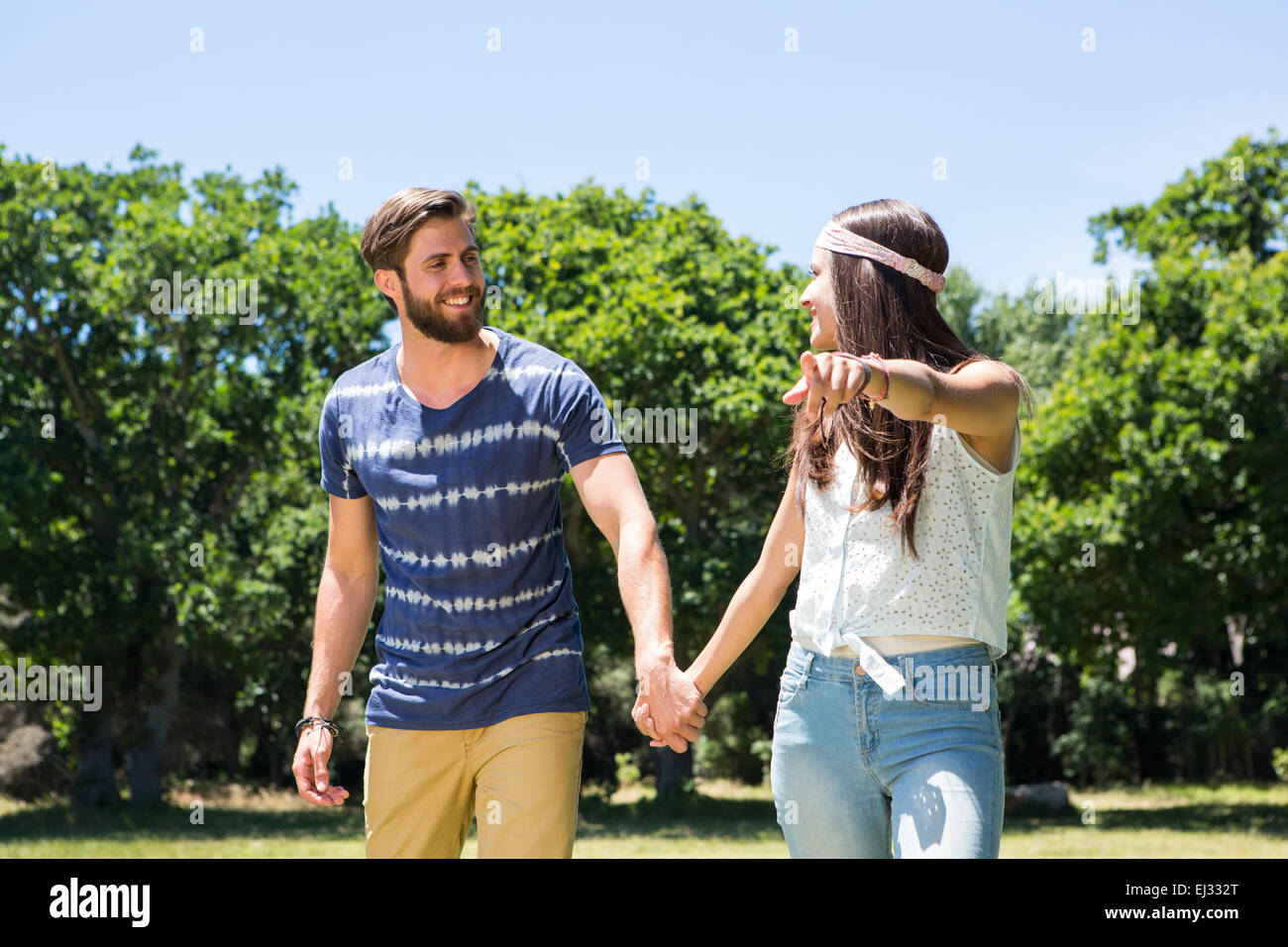 Hipster giovane passeggiate nel parco Foto Stock