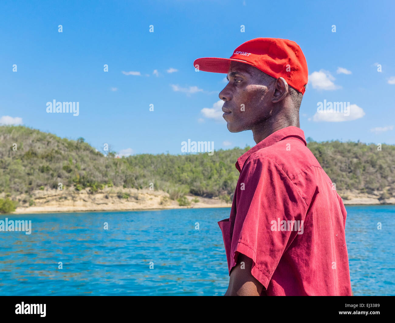 Un lato vista ravvicinata di un uomo afro-cubane in Red Hat e camicia. Foto Stock