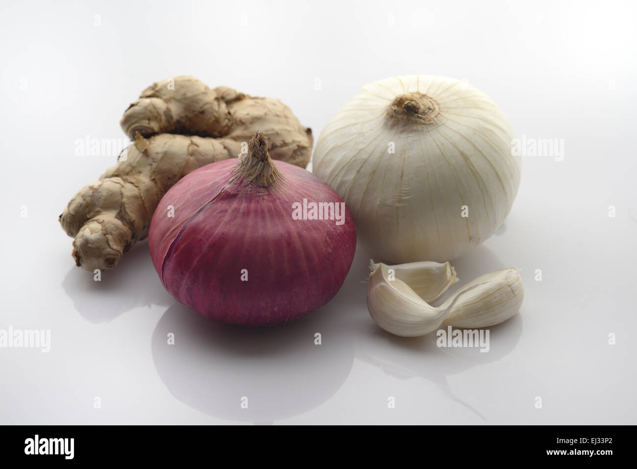 Aglio, Zenzero, cipolla bianca e la cipolla rossa Foto Stock