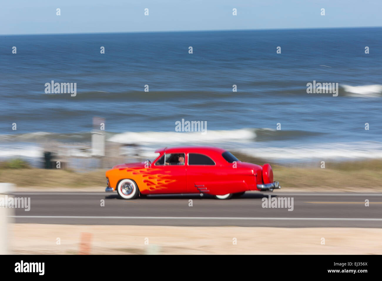Ripristinato 1954 Ford Hot Rod Cruising Autostrada A1A, Oceano Atlantico Scenic Drive, Florida, Stati Uniti d'America Foto Stock