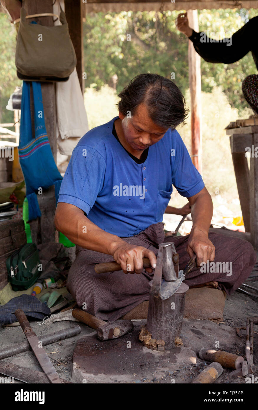 Fabbro la produzione di attrezzi in un villaggio del Myanmar, Myanmar ( Birmania ), Asia Foto Stock
