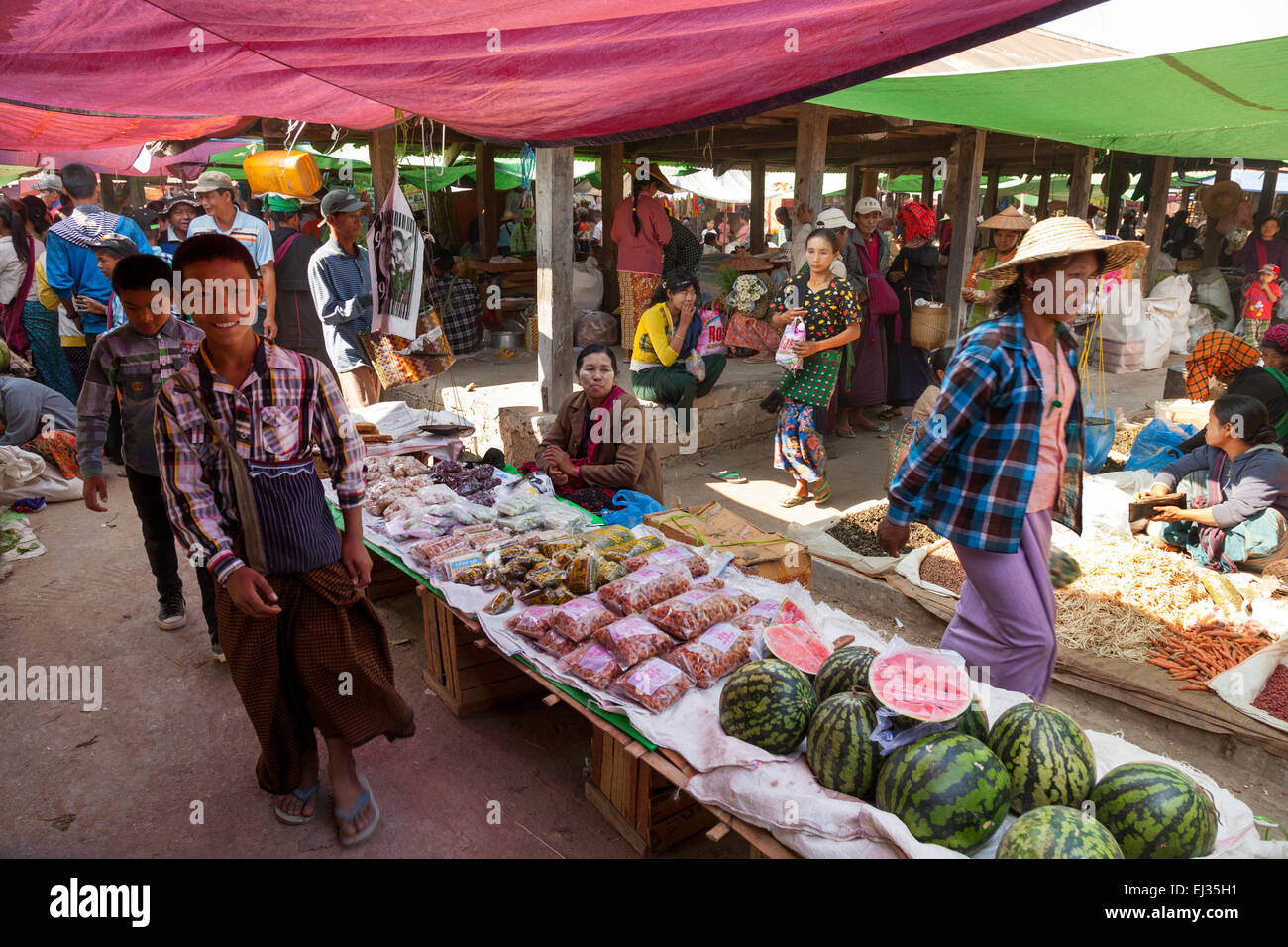 In scena il mercato di Nam Pan village, Lago Inle, Myanmar ( Birmania ), Asia Foto Stock