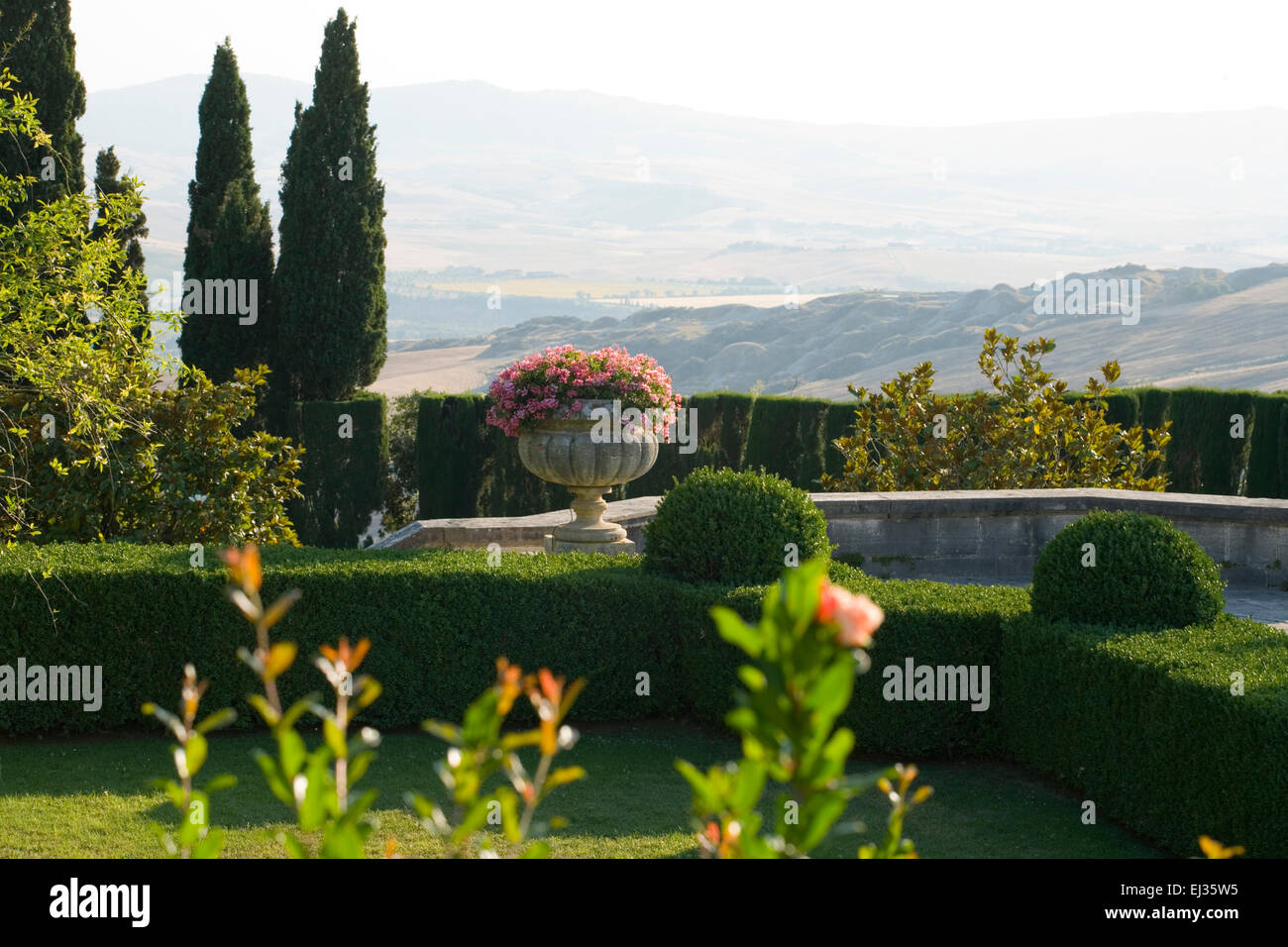 Villa La Foce, Toscana, Italia. Ampio giardino con topiaria da casella ritagliata copertura e vista su tutta la campagna toscana Foto Stock