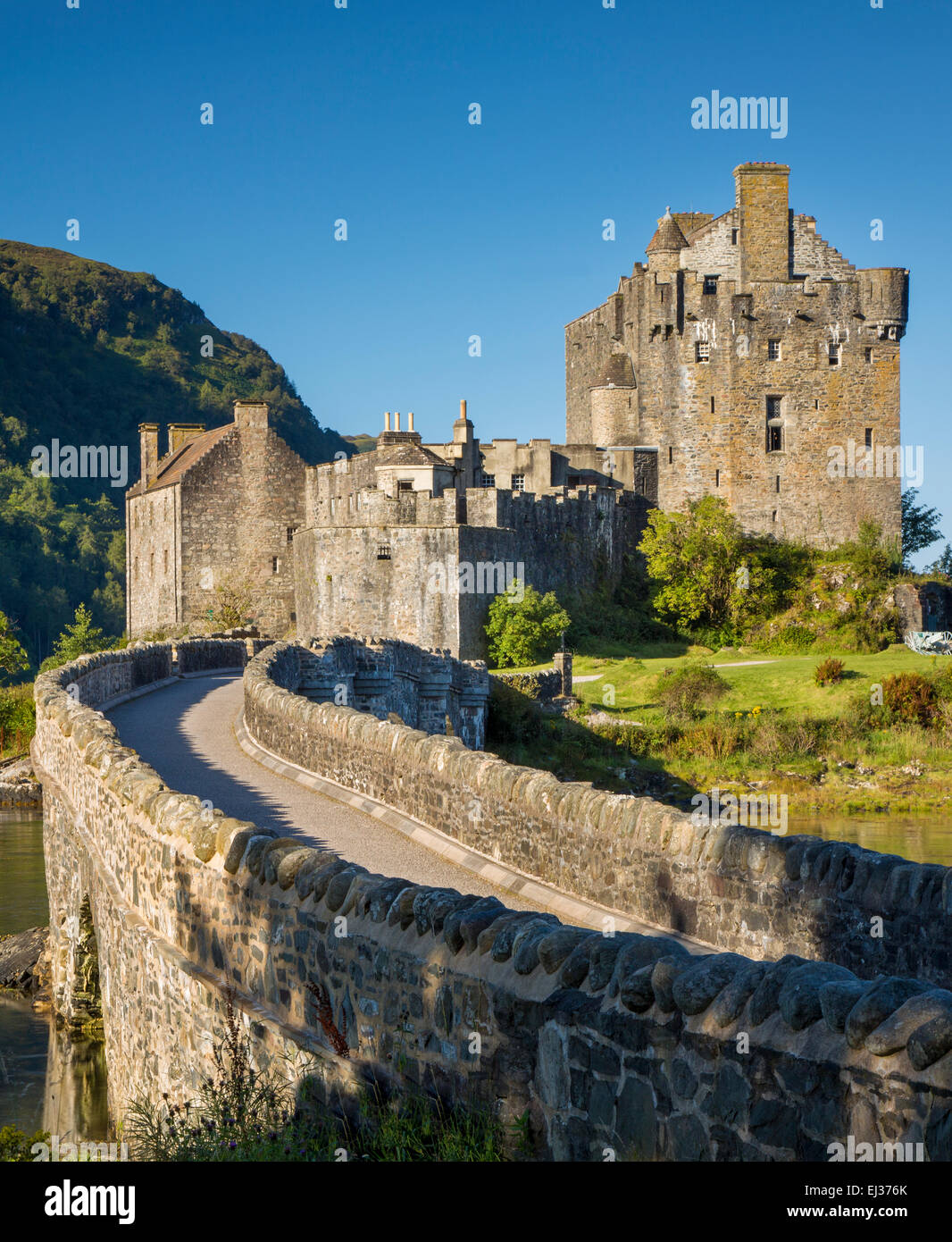 La mattina presto su Castello Eilean Donan lungo il Loch Duich, Dornie, altopiani, Scozia Foto Stock