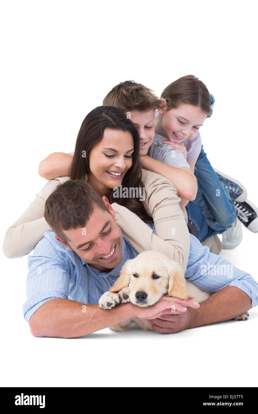 La famiglia felice con cucciolo Foto Stock