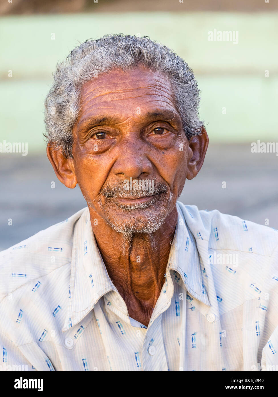 Una testa e spalle di close-up di maschio afro-cubane senior citizen non sorride. Foto Stock