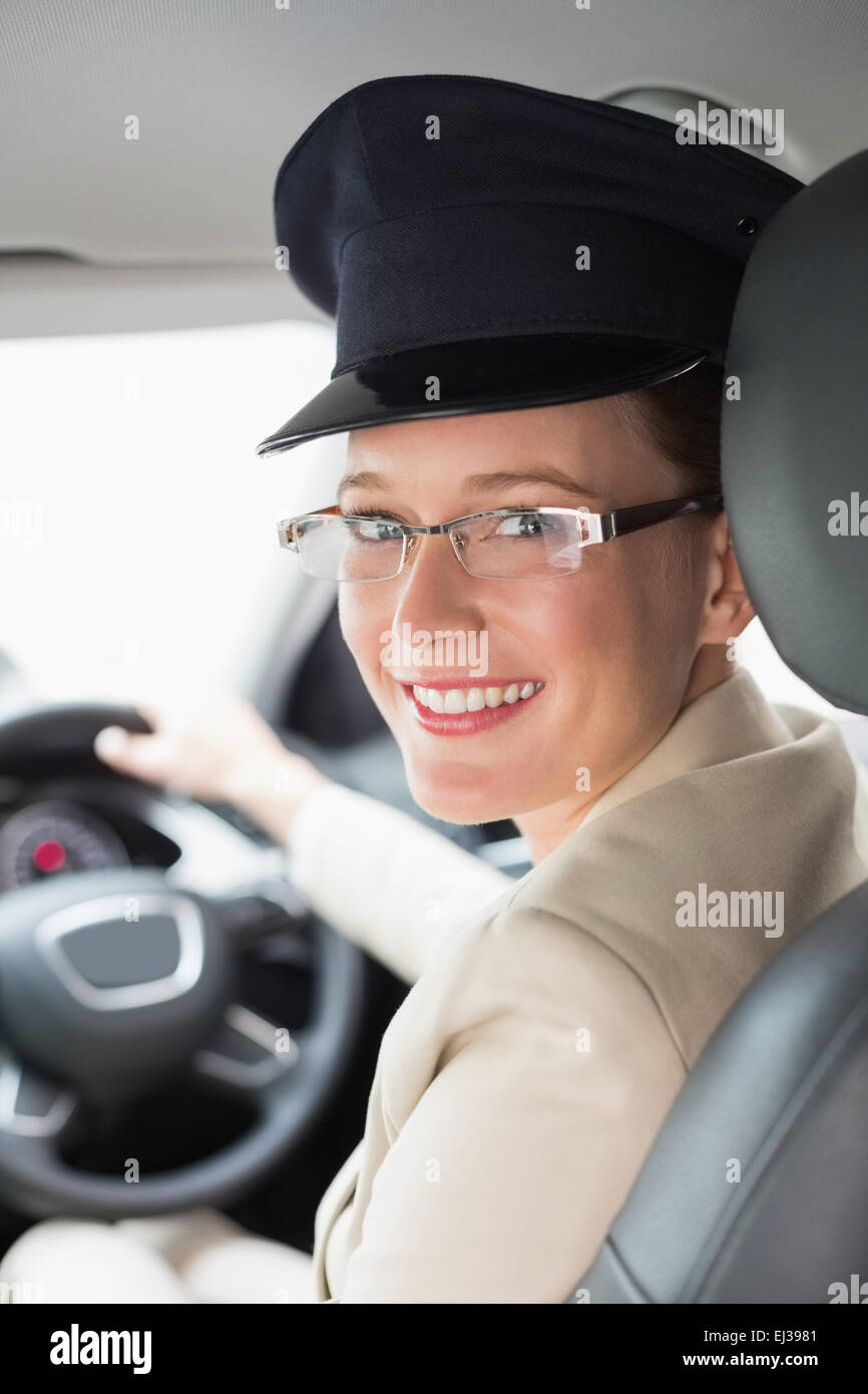 Chauffeur sorridente in telecamera Foto Stock