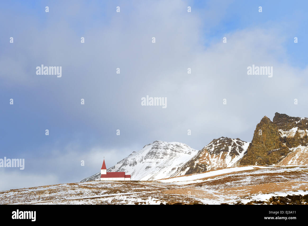 Una chiesa stand alone in montagne in Vik Islanda Foto Stock